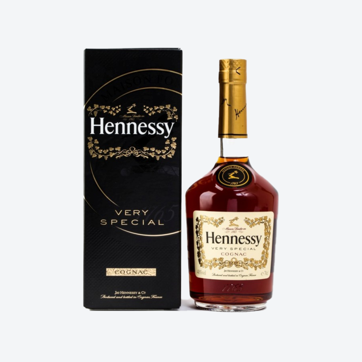Цена коньяка хеннесси 0.7. Hennessy very Special. Hennessy very Special Holiday. Коньяк SVO. Хеннесси вери Спешиал 0.7 цена в коробке с бокалами коньяк.
